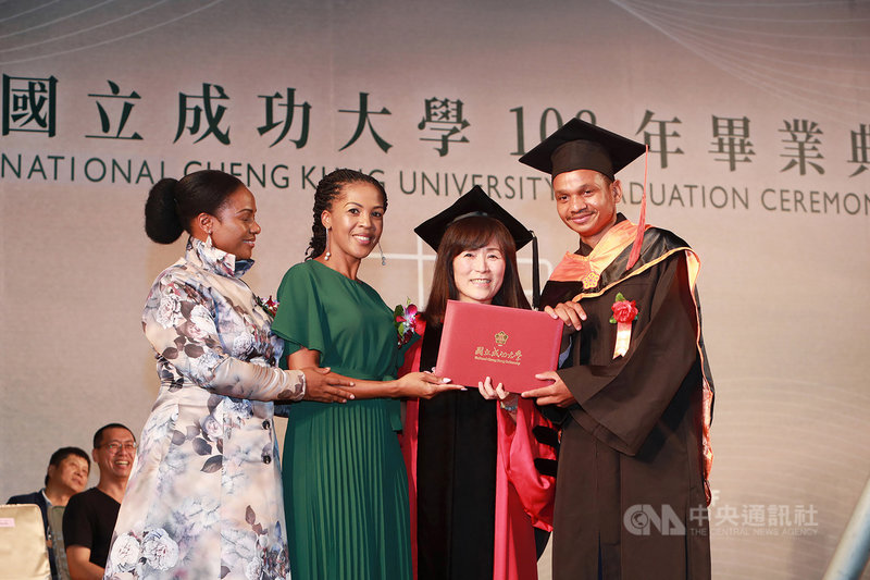 台灣邦交國、非洲史瓦帝尼王國王子常謙于(右)1日在台南成功大學畢典中,正式從校長蘇慧貞(右2)手上取得碩士證書,家人也特別趕來同慶。(成功大學提供)中央社記者張榮祥台南傳真 108年6月1日