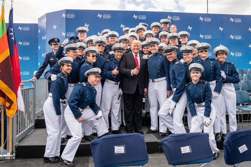 美國總統川普(紅領帶者)日前出席空軍官校畢業典禮,白宮事後在IG發文,並附上川普與與官校畢業生合照,川普站在畢業生中間,中華民國國旗就矗立在一旁。(圖取自白宮IG網頁instagram.com/whitehouse)