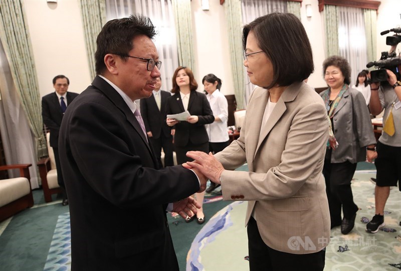 總統蔡英文(前右)3日在總統府接見「海外民運人士認識台灣民主人權」參訪團,與民運人士陳破空(前左)握手致意。中央社記者張新偉攝 108年6月3日