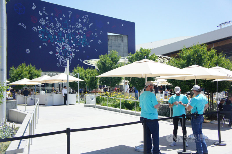蘋果公司（Apple）2019年度全球開發者大會WWDC將於美國時間6月3日至7日舉行，會場外牆放上Dub Dub標語，取自WWDC的WW諧音。中央社記者舊金山攝 108年6月3日