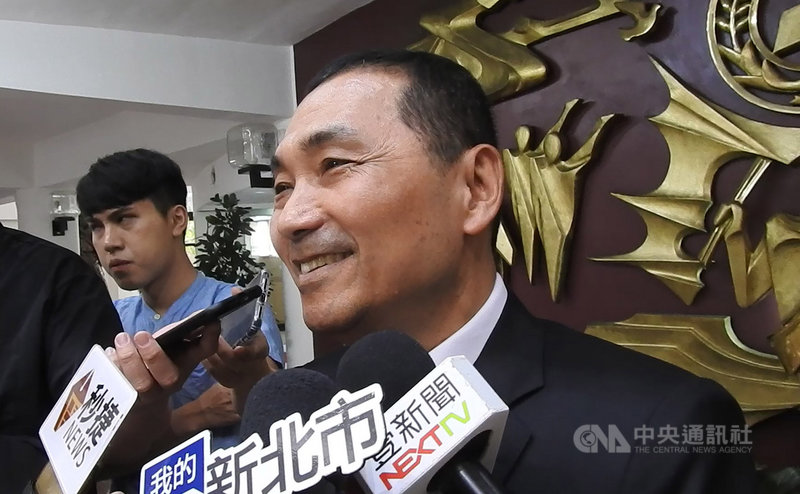 大台北華城社區居民因不願每月交付高額使用費,社區內自來水加壓設施被土地所有人之一永柏公司斷電上鎖,爆發停水危機。新北市長侯友宜(中)3日表示,雖是私權糾紛,但讓居民沒水可飲是不對的事,法制單位已在研究透過假處分,用強制力讓廠商共同來解決問題。中央社記者王鴻國攝 108年6月3日