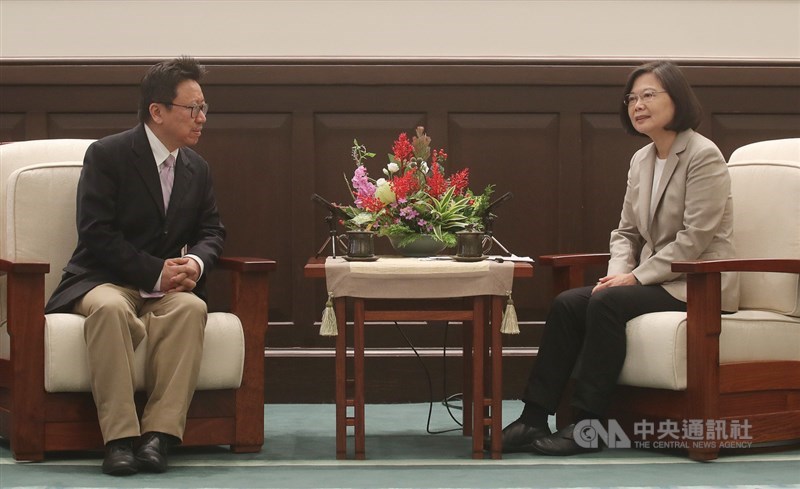 總統蔡英文(右)3日在總統府接見「海外民運人士認識台灣民主人權」參訪團,致詞時說,六四和美麗島事件之後,台灣堅定地走上民主自由的道路,希望中國也往這條路走,這條路必然走得艱辛,「如果我們可以做的,我們都會盡力來做」。圖左為民運人士陳破空。中央社記者張新偉攝 108年6月3日