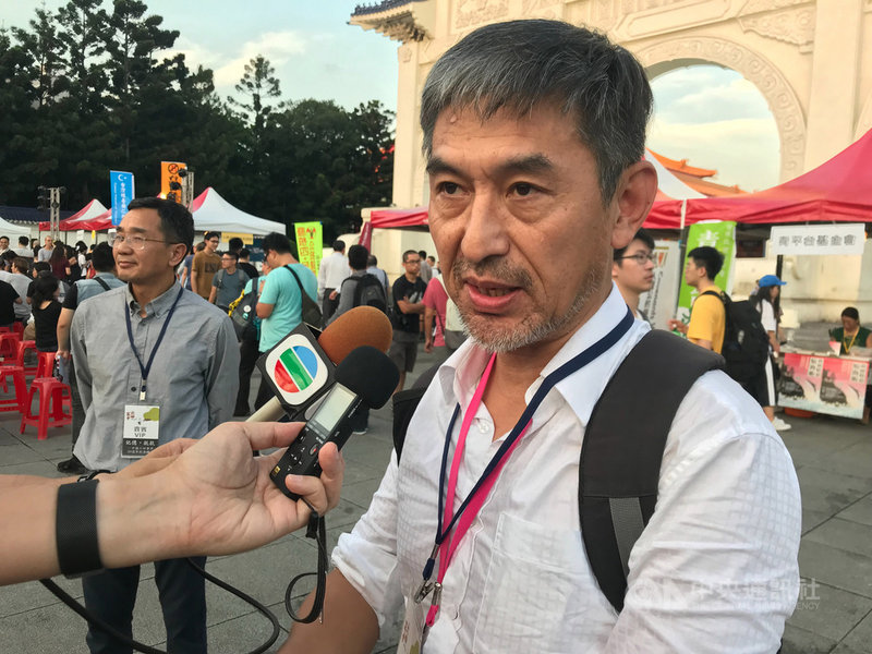 六四30年紀念晚會4日晚間在台北登場,曾為六四戒嚴部隊成員的前共軍軍官李曉明在受訪時表示,希望更多戒嚴部隊軍人站出來說出真相。在晚會上,站在台上的他更向死難者懺悔。中央社記者繆宗翰台北攝 108年6月4日
