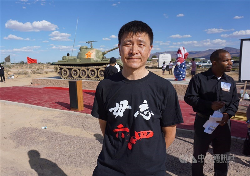 中國民運人士周鋒鎖3日在加州耶莫小鎮的自由雕塑公園出席紀念六四事件30週年活動,他說,坦克人王維林象徵人類在暴政面前所展現的勇氣。中央社記者林宏翰加州耶莫攝 108年6月4日