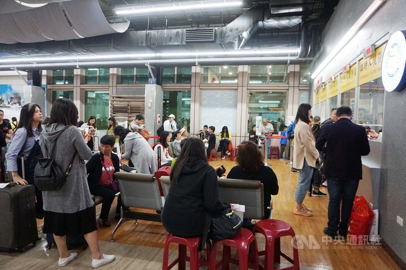 金門縣政府指出,5月小三通入出境人次雙雙創下單日和單月新高。其中,中國大陸旅客入境5萬350人次,較107年同期3萬637人次,增加1萬9713人次,成長64.34%。中央社記者黃慧敏攝 108年6月4日