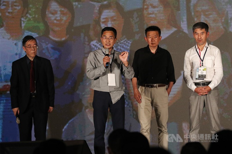 「記憶.抵抗—中國六四事件30週年紀念晚會」4日登場,六四事件親歷者吳仁華(左起)、吳祚來、郝建、及李曉明等人出席紀念晚會。中央社記者張皓安攝 108年6月4日