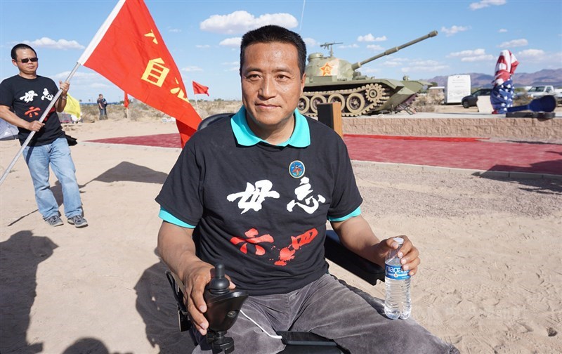 在六四天安門事件遭坦克車壓斷雙腿的中國民運人士方政(圖)3日在加州自由雕塑公園出席紀念六四活動,他說現場氣氛讓他回想起30年前追求自由民主的熱血澎湃,「我們曾經離中國的民主那麼近」。中央社記者林宏翰加州耶莫攝 108年6月4日