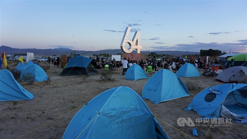 中國海外民主人士在加州的自由雕塑公園搭帳棚、掛上當年天安門廣場上的旗幟,重現當年場景,上百人守夜到凌晨之後,上演「清場」行動劇。中央社記者林宏翰加州耶莫攝 108年6月4日
