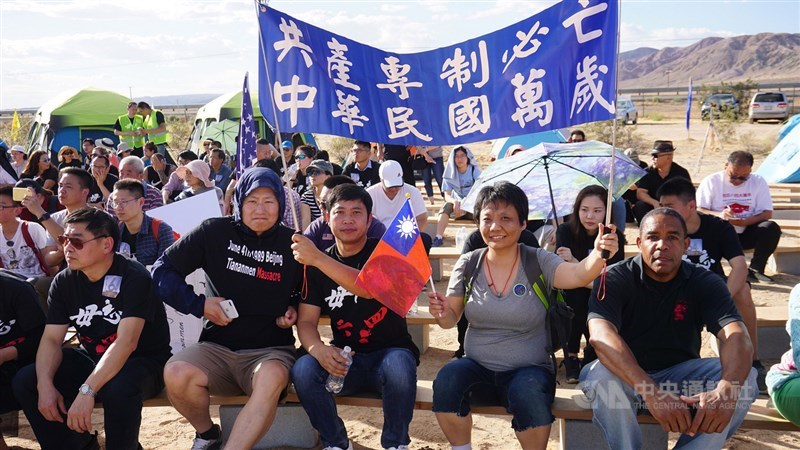 中國海外民主人士李鎮蓮(右2)揮舞中華民國國旗,她說,中國大陸上有不少「民國派」支持者,希望推翻中共政權,在中國建立三民主義社會。中央社記者林宏翰加州耶莫攝 108年6月4日