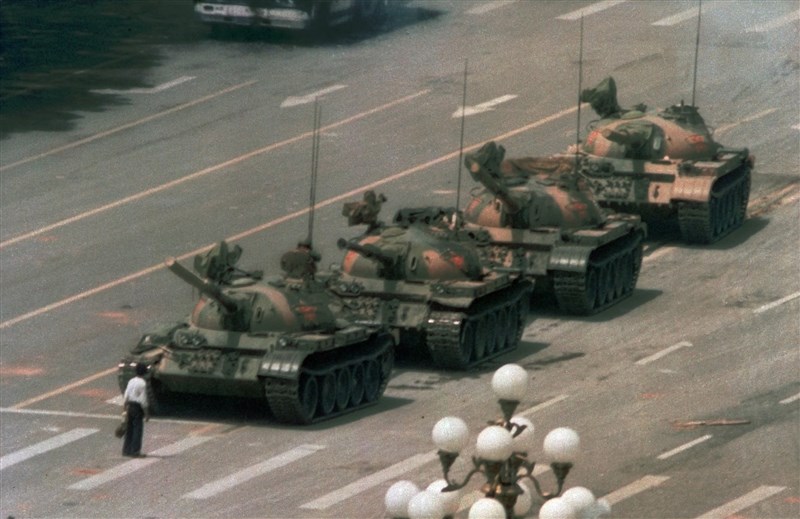1989年6月3日深夜至6月4日凌晨,中共強力鎮壓在天安門廣場及北京街頭聚集的學生及民眾,造成嚴重傷亡。圖為一名瘦弱青年獨自站在路中阻擋一排坦克車。(檔案照片/美聯社)