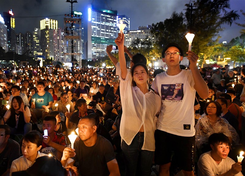 香港民眾4日晚間出席六四30週年晚會,並以行動表明「不會忘記六四」。(共同社提供)