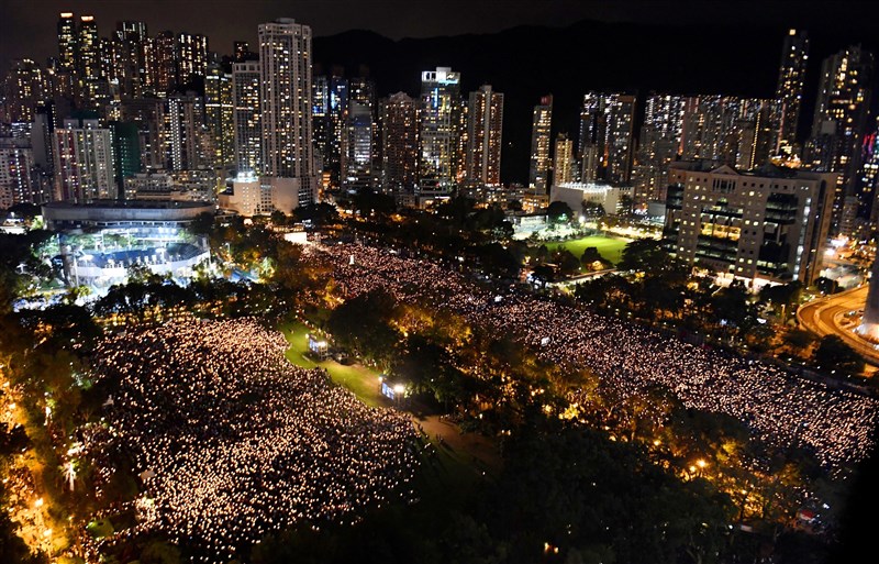 香港民眾4日晚間參加六四30週年晚會,擠滿6個足球場的人群手持燭光,場面壯觀。(共同社提供)