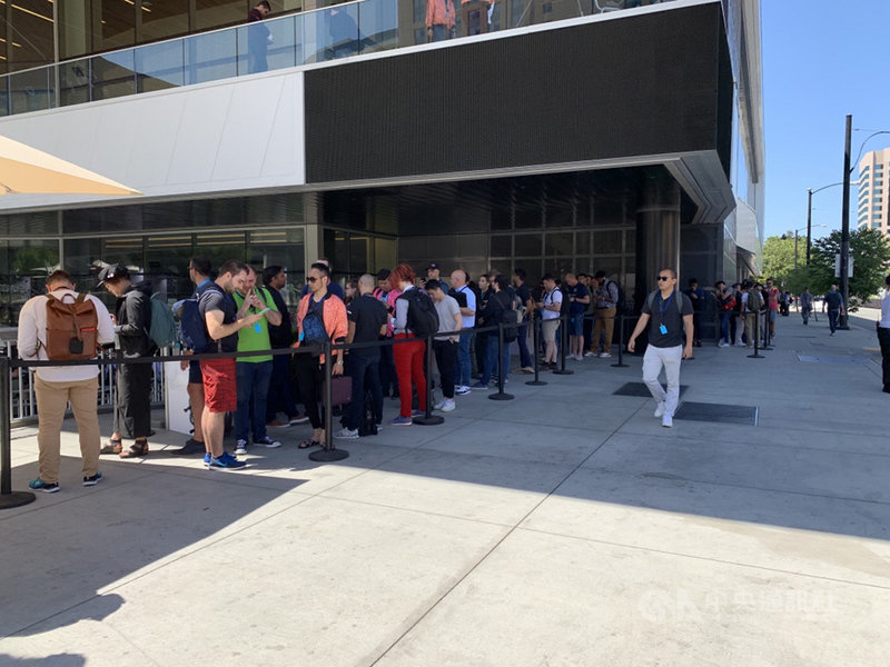 蘋果公司（Apple）於6月3日至7日在美國加州聖荷西McEnery會議中心舉辦全球開發者大會（WWDC），期間限定的WWDC Store專賣店4日開始營業，吸引大批果粉排隊朝聖。中央社記者吳家豪舊金山攝　108年6月5日