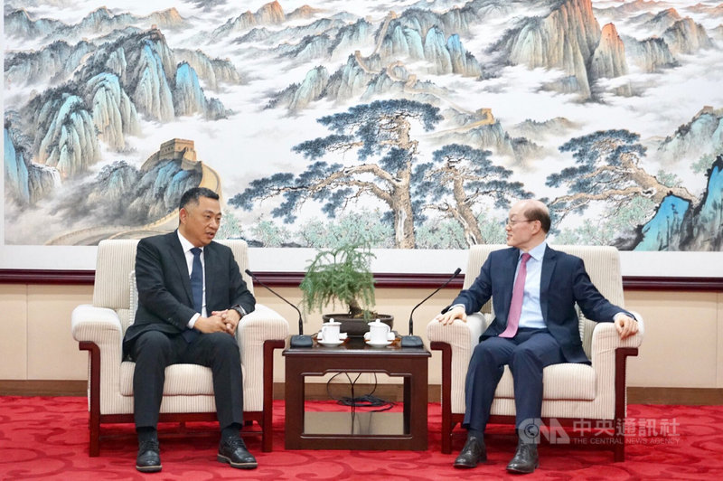 金門縣長楊鎮浯(左)5日在北京拜會中國大陸國務院台灣事務辦公室主任劉結一(右),楊鎮浯提出觀光旅遊、經貿交流與環保等議題,盼國台辦制定更多優惠金門的措施。(金門縣政府提供)中央社記者黃慧敏傳真 108年6月5日