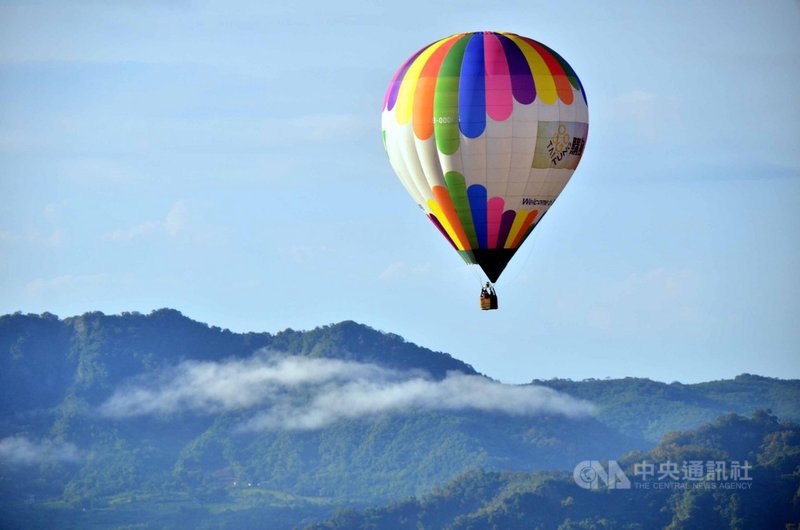 台東暑假觀光重頭戲「台灣國際熱氣球嘉年華」，敲定6月29日登場，台東縣政府5日清晨在鹿野高台舉辦記者會。中央社記者盧太城台東攝 108年6月5日