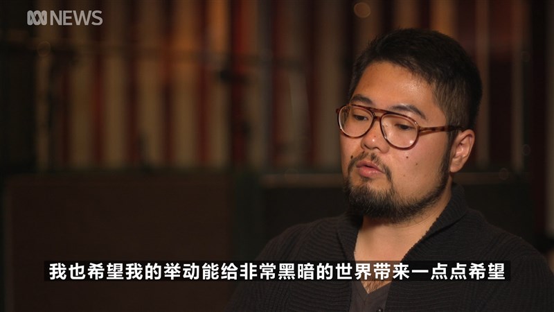 諷刺北京政治的中國漫畫家巴丟草4日在澳洲廣播公司節目中首次露面,並講述自己的故事,希望藉此免於中國當局的迫害。(圖取自ABC網頁abc.net.au)