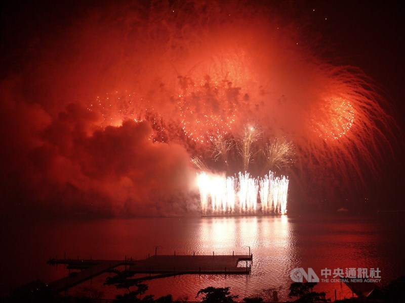 屏東縣長潘孟安5日宣布,今年國慶煙火預計在高屏溪舊鐵橋屏東端的河濱公園施放。圖為民國96年國慶煙火在屏東大鵬灣施放。(中央社檔案照片)