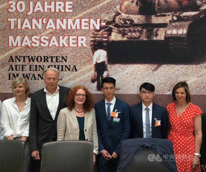 獲德國政治庇護的黃台仰(右3)和李東昇(右2),4日出席綠黨黨團在國會舉辦的研討會,由綠黨人權事務發言人包瑟(Margarete Bause)(左3)主持。中央社記者林育立柏林攝 108年6月5日