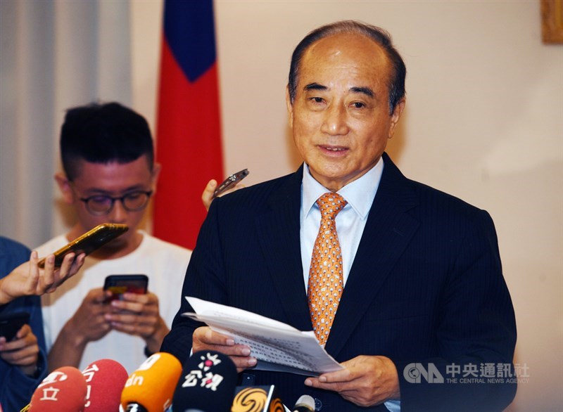 前立法院長王金平(右)6日在立法院鎮江會館與國民黨中央提名協調小組會面後舉行記者會,宣布將不參與國民黨黨內總統初選。中央社記者施宗暉攝 108年6月6日