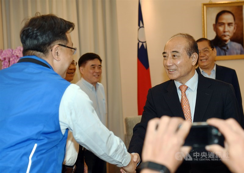 前立法院長王金平(前右)6日在立法院鎮江會館與國民黨副主席曾永權(後右)、郝龍斌(後中)在內的黨中央總統初選提名5人小組會面,並閉門會談初選事宜。中央社記者施宗暉攝 108年6月6日