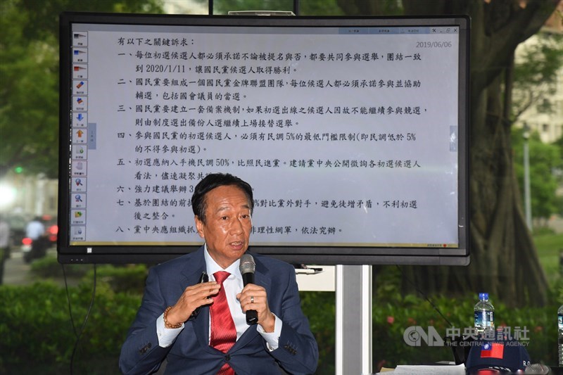 國民黨5人小組6日到內湖拜會投入黨內總統初選的鴻海董事長郭台銘,會談過程全程透明公開,郭台銘並對黨中央提出8點建議。中央社記者王飛華攝 108年6月6日