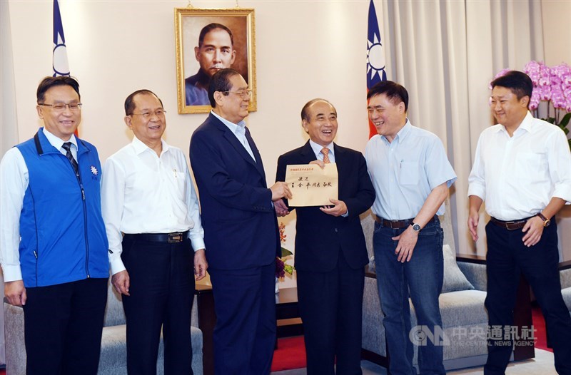國民黨副主席曾永權(左3)、郝龍斌(右2)在內的黨中央總統提名協調5人小組6日到立法院鎮江會館,拜會前立法院長王金平(右3),並進行閉門會談。中央社記者施宗暉攝 108年6月6日