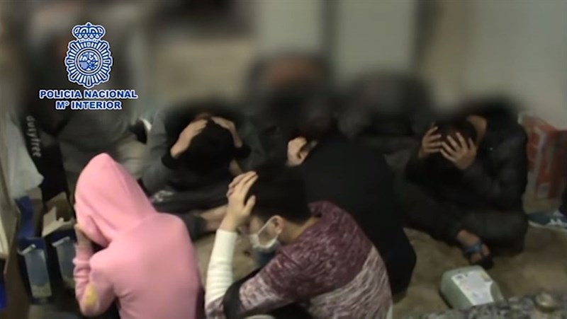 西班牙警方和中國公安部組成聯合專案組,調查從西班牙境內向中國民眾電信詐騙案件,2016年12月逮捕犯罪嫌疑人237名,至今分批押解至中國大陸的台籍嫌犯共有218人。圖為嫌犯逮捕畫面。(圖取自Policía YouTube頻道網頁youtube.com)