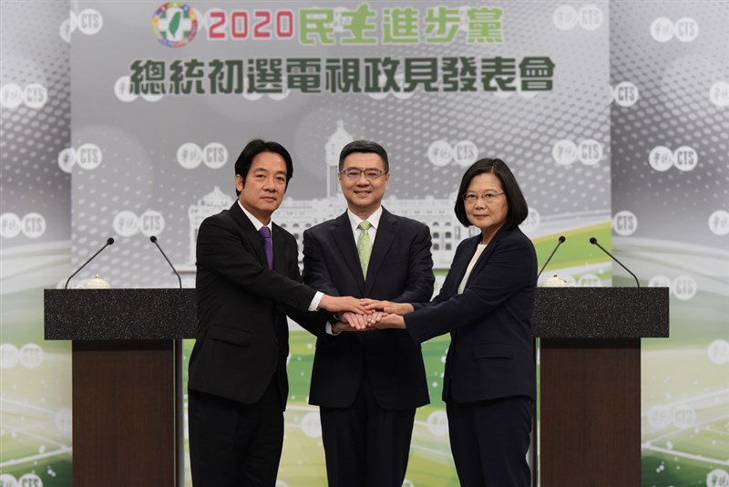 2020民進黨總統初選政見會8日下午在華視登場，總統蔡英文（右）、前行政院長賴清德（左）與民進黨主席卓榮泰（中）握手致意，宣布政見會正式開始。（民進黨提供）中央社記者葉素萍傳真　108年6月8日