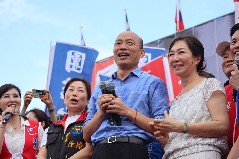 挺韓團體8日在花蓮為高雄市長韓國瑜(前右2)舉辦大型造勢活動,韓國瑜與妻子李佳芬(前右)進場後,登台感謝民眾熱情支持。左2為花蓮縣長徐榛蔚。中央社記者李先鳳攝 108年6月8日