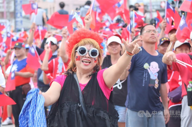 大批高雄市長韓國瑜支持者8日齊聚花蓮市六期重劃區,以紅衣、國旗等象徵齊心為韓國瑜加油,力挺他參選總統。中央社記者李先鳳攝 108年6月8日