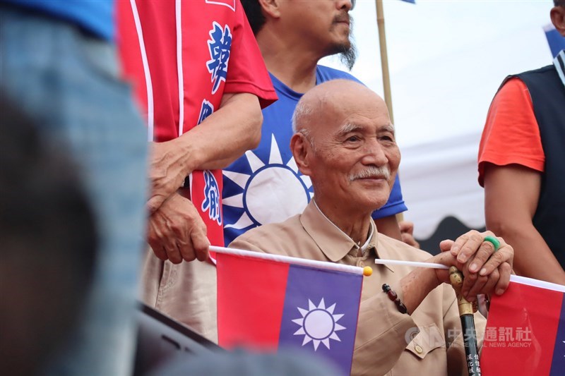 高雄市長韓國瑜8日到花蓮出席由挺韓團體主辦的大型造勢活動,來自瑞穗鄉的長者李登科更特別以故總統蔣中正的造型到場,相當吸睛。中央社記者李先鳳攝 108年6月8日