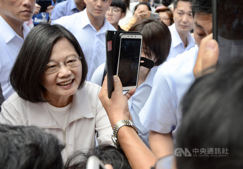 總統蔡英文(左)在2020民進黨總統初選政見會後,選擇桃園為她下鄉的第一站,9日上午參訪桃園市景福宮,受到民眾熱情歡迎。中央社記者邱俊欽桃園攝 108年6月9日