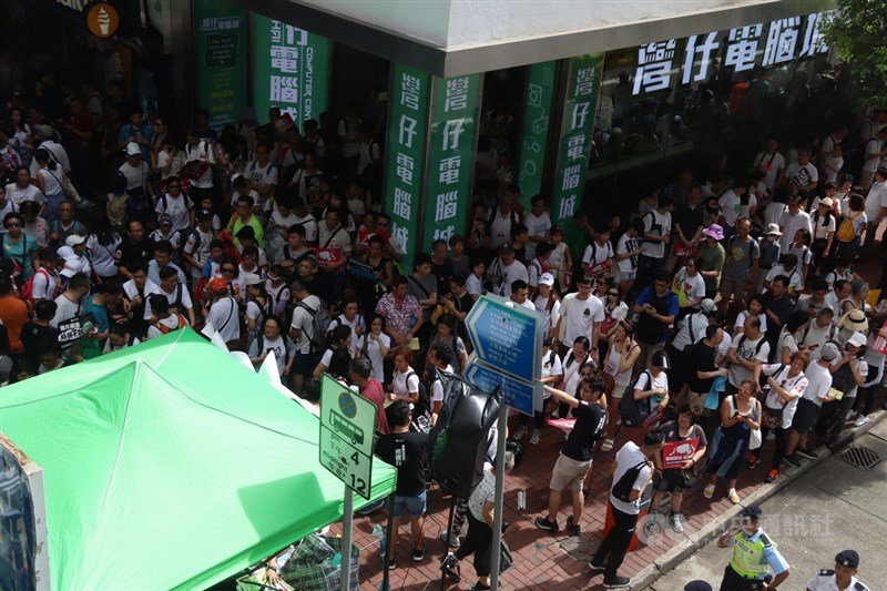 香港民陣9日舉行反對修改逃犯條例的「反送中」遊行。由於參與人數眾多,大批民眾未能前往出發點維園,只能途中等待並加入隊伍。中央社記者張謙香港攝 108年6月9日