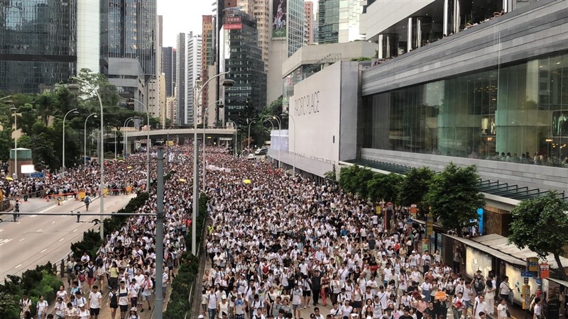 香港泛民9日發起「反送中」遊行，聲勢浩大，圖為示威者走近金鐘政府總部和立法會一帶情況。（讀者提供）中央社記者張謙香港傳真 108年6月9日