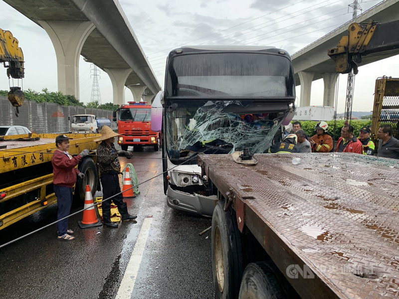 國道一號南下蘆竹段10日下午發生客運與大貨車、聯結車碰撞的重大車禍,客運司機受困車內,救出時心肺功能停止,送醫急救;另有8人輕傷送醫。(國道公路警察局提供)中央社記者吳睿騏桃園傳真 108年6月10日