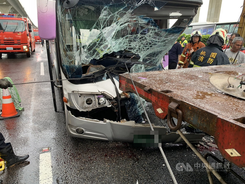 國道一號中山高速公路南向蘆竹段10日下午發生一起重大車禍事故,一輛客運與大貨車、聯結車碰撞,客運司機獲救時已無生命跡象,緊急送醫搶救。另外還有1名拖板車司機及7名客運乘客共8人輕傷送醫。(國道公路警察局提供)中央社記者吳睿騏桃園傳真 108年6月10日