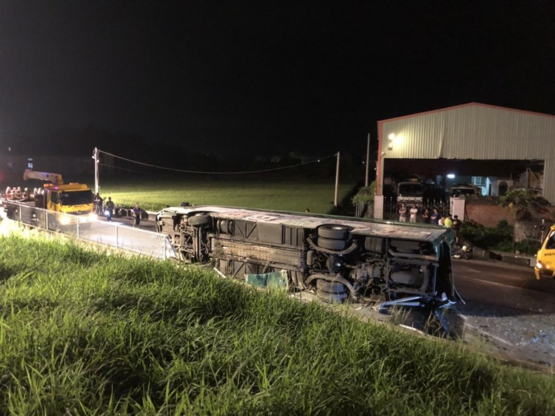 一輛國道客運巴士10日晚間行經中山高彰化路段,突然失控衝出邊坡,掉落平面道路。(彰化縣消防局提供)中央社記者蕭博陽彰化縣傳真 108年6月10日