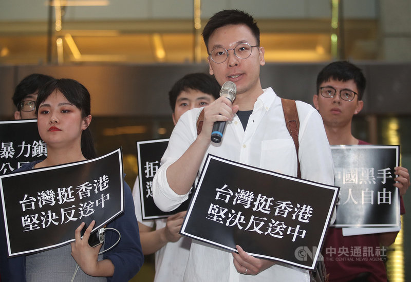 香港民眾9日發起「反送中」遊行後，10日有多個台灣青年團體到台北香港經貿辦事處前表達聲援。太陽花學運領袖林飛帆（前右）表示，逃犯條例是國家安全與人民的問題，所有總統參選人應對這項議題明確表態。中央社記者張新偉攝　108年6月10日