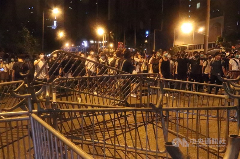 香港「反送中」遊行9日晚間結束後,數百名年輕示威者10日凌晨占據灣仔告士打道往來行車線,並以鐵欄杆堵住其中一段道路。中央社記者張謙香港攝108年6月10日