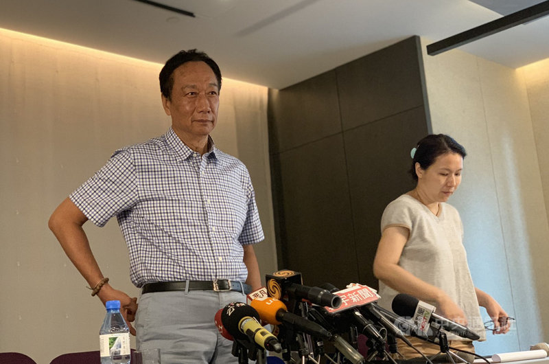鴻海董事長郭台銘（左）10日上午召開記者會，強調11日會參加國民黨中央的「參加初選同志座談會」，要求黨中央建立制度辦法，如果不能在候選人開跑前把制度訂好，制度不能事先講清楚，「王院長的事情還會再發生」。中央社記者葉臻攝　108年6月10日