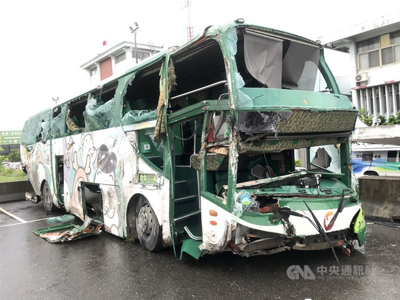 阿羅哈客運巴士10日深夜發生車禍造成3死11傷,肇事的客運巴士已被拖回國道公路警察局第3大隊員林分隊。中央社記者吳哲豪彰化攝 108年6月11日