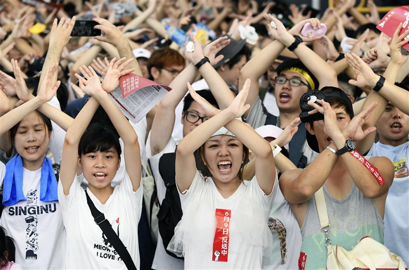 為抗議港府著手修訂的逃犯條例,香港民眾近期走上街頭表達「反送中」訴求。(共同社提供)