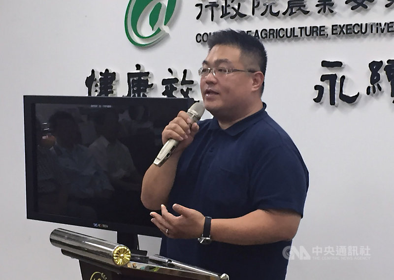 秋行軍蟲入侵台灣,現已確認有3例。首例通報者張先生(左)12日出席農委會記者會表示,發現當天是帶家人到牧場玩,小孩餵食時在玉米葉上看蟲掉下,才意外發現,也相信每個人接觸到同樣訊息都會做一樣的事。中央社記者楊淑閔攝 108年6月12日