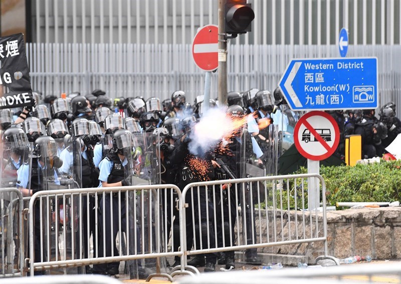 香港民眾12日齊聚反送中,當地警方對抗議群眾的作法下午轉趨強硬,現場員警近4時在港府總部及立法會旁的區域及道路向抗議民眾施放催淚彈,還曾一次施放10枚。中央社記者王飛華攝 108年6月12日