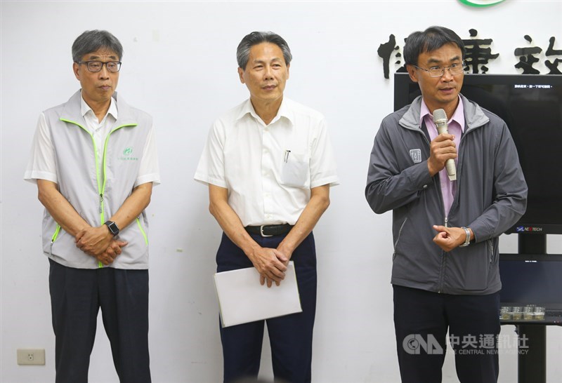 農委會主委陳吉仲(右)、副主委陳駿季(左)與防檢局長馮海東(中)12日下午出席「秋行軍蟲疫情處理說明」記者會,說明秋行軍蟲疫情最新動態及相關防疫應變措施。中央社記者謝佳璋攝 108年6月12日
