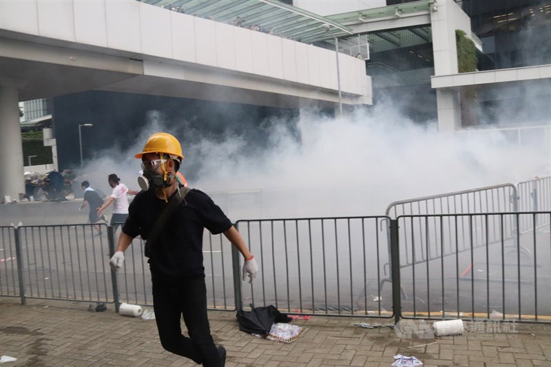 香港「反送中」示威衝突升高,警方12日下午在立法會旁對示威者施放至少10枚催淚瓦斯。部分示威者雖被驅趕,但大部分仍占領馬路通道。中央社記者張謙香港攝 108年6月12日