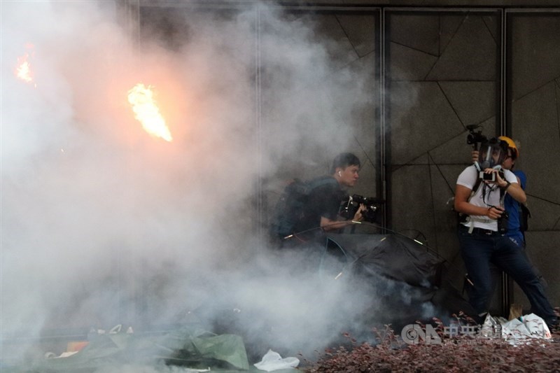 香港「反送中」示威衝突升高,警方12日下午在立法會旁對示威者施放至少10枚催淚瓦斯,甚至燃起火花。中央社記者張謙香港攝 108年6月12日