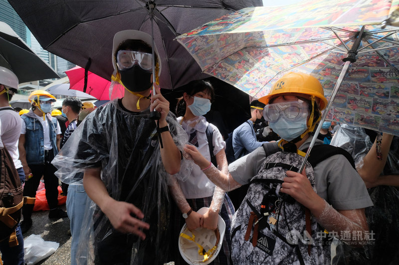 香港立法會原定12日上午11時開會，針對逃犯條例修訂草案進行二讀，但立法會主席指示延後舉行，稍後再通知議員。逾萬名年輕人包圍立法會及占領主要幹道，港民戴上口罩及護目鏡，對抗議行動做好萬全準備。中央社記者王飛華攝 108年6月12日