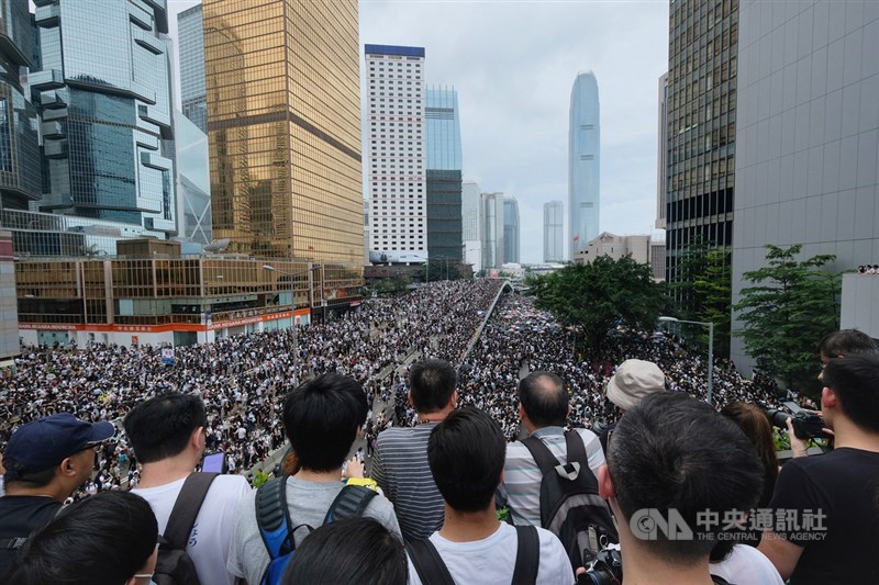 香港9日爆發反送中大遊行後,12日上午起又有逾萬名年輕人包圍立法會並占領主要幹道,金鐘地區午後更是塞滿抗議人潮。中央社記者王飛華攝 108年6月12日