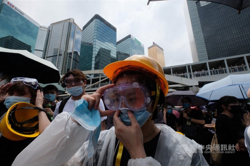 香港立法會原定12日上午11時開會,針對逃犯條例修訂草案進行二讀,但立法會主席指示延後舉行,稍後再通知議員。逾萬名年輕人包圍立法會及占領主要幹道,港民戴上口罩及護目鏡防警方胡椒噴霧。中央社記者王飛華攝 108年6月12日